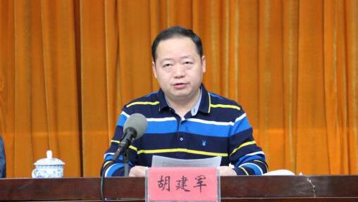 胡建軍簡歷：柳州軌道交通集團董事長胡建軍，曾任柳州市蓮花山保護中心主任，魚峰區(qū)委常委、常務副區(qū)長