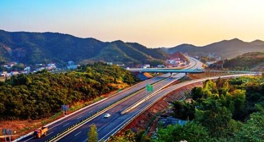 湖南高速公路集團(tuán)馬捷、何海鷹、秦朝陽(yáng)、王輝揚(yáng)、羅衛(wèi)華、汪小平、鄧曉靜、吳皓、譚紹富、周棟梁、鐘放平、邱少進(jìn)、肖玉輝領(lǐng)導(dǎo)班子