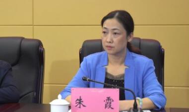 朱霞簡(jiǎn)歷：柳州市行政審批局原局長(zhǎng)朱霞，曾任柳州機(jī)關(guān)事務(wù)局局長(zhǎng)、商務(wù)委副主任