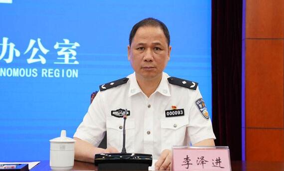 李澤進(jìn)簡(jiǎn)歷：廣西公安廳刑偵總隊(duì)總隊(duì)長(zhǎng)李澤進(jìn)，曾任來(lái)賓市副市長(zhǎng)、公安局局長(zhǎng)，北海市副市長(zhǎng)、公安局局長(zhǎng)