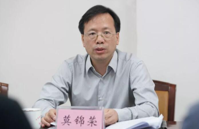 莫錦榮簡歷：廣西中醫(yī)藥大學(xué)黨委書記莫錦榮，曾任欽州市委副書記、市委常委、組織部部長，廣西高院政治部主任
