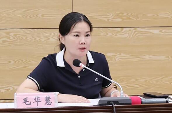 毛華慧簡歷：河池市環(huán)江縣委副書記、縣長毛華慧，曾任河池市投資促進(jìn)局局長、團委書記