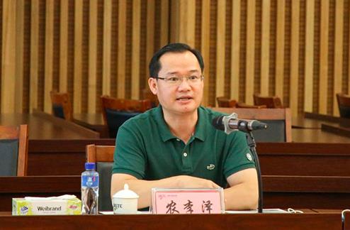 農李澤簡歷：百色市德保縣委副書記、縣長農李澤，曾任百色市政府副秘書長、工業(yè)投資集團董事長、百礦集團總經理